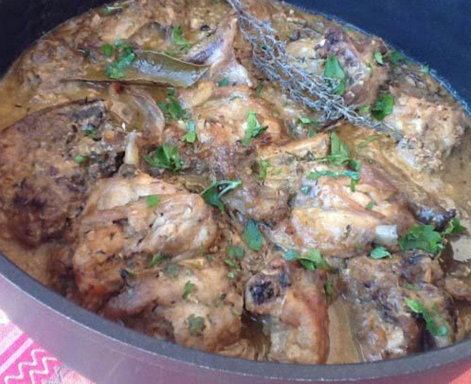 Cogollos de lechuga a la mediterránea con conejo al ajillo.